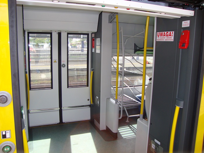 Dużo pociągów wyposażonych jest w wagony, które umożliwiają przewóz rowerów. 